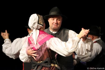 Ples in glasba izpod kamniških planin v izvedbi Folklorne skupine Kamnik in njihovih prijateljev  (5)